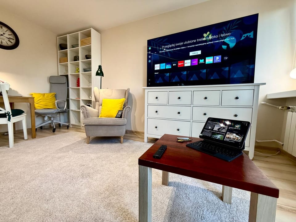 GREEN 5 AC Rondo ONZ metro WiFi 80'TV OLED Netflix HBO AppleTV Disney Apartment in Warsaw