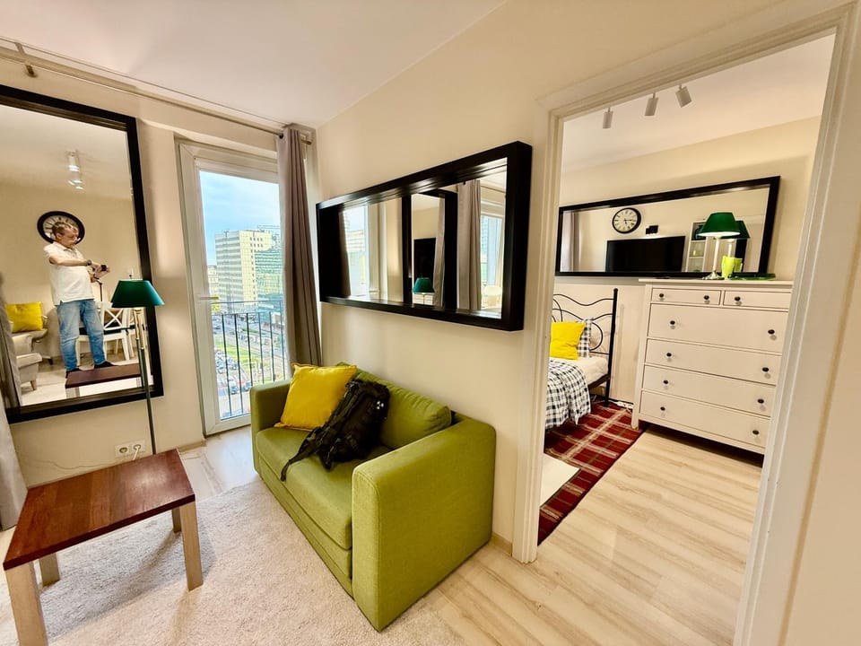 GREEN 5 AC Rondo ONZ metro WiFi 80'TV OLED Netflix HBO AppleTV Disney Apartment in Warsaw
