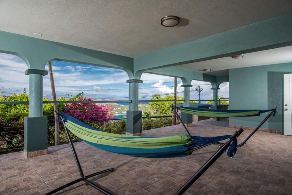 Villa Rrrita -Short Drive to Hull Bay House in Caribbean
