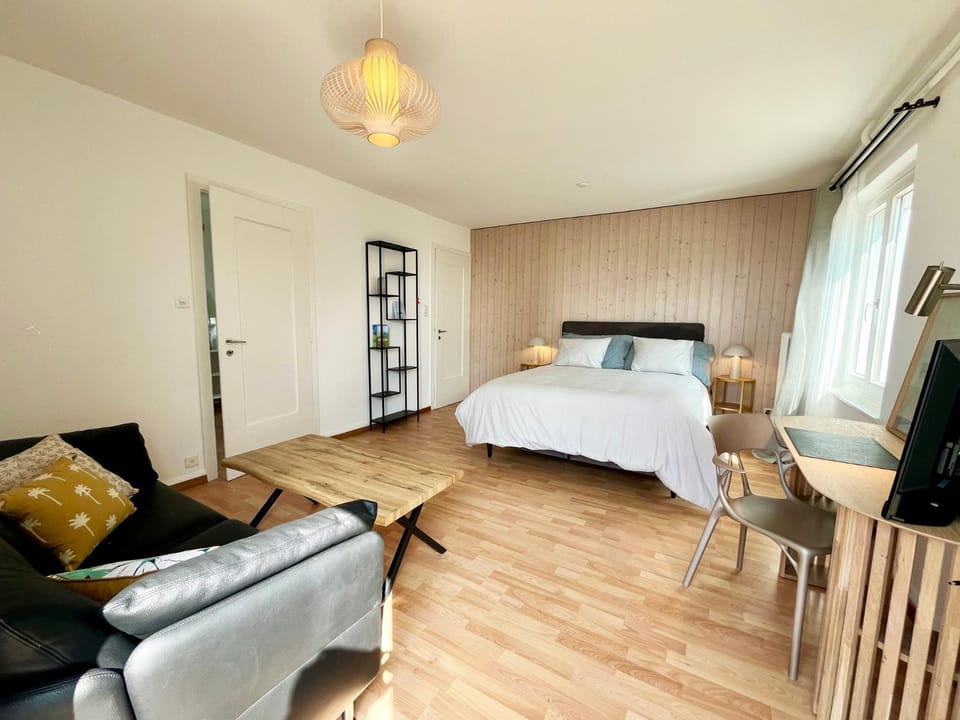 Photo of the whole room, Bedroom