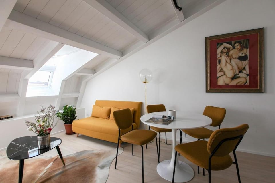 Newly renovated bright penthouse Apartment in Milan