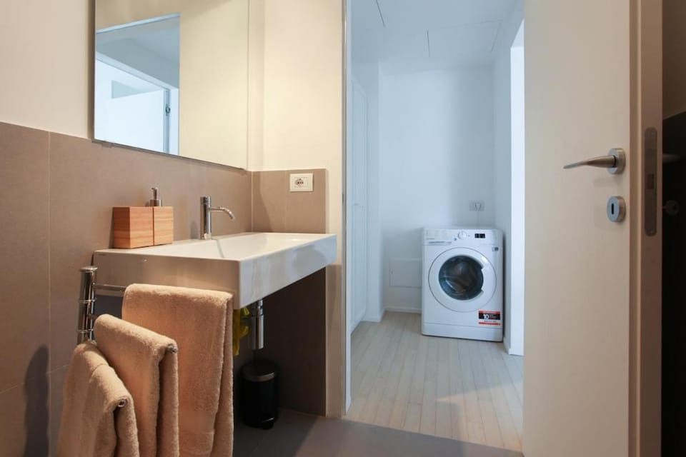 Newly renovated bright penthouse Apartment in Milan