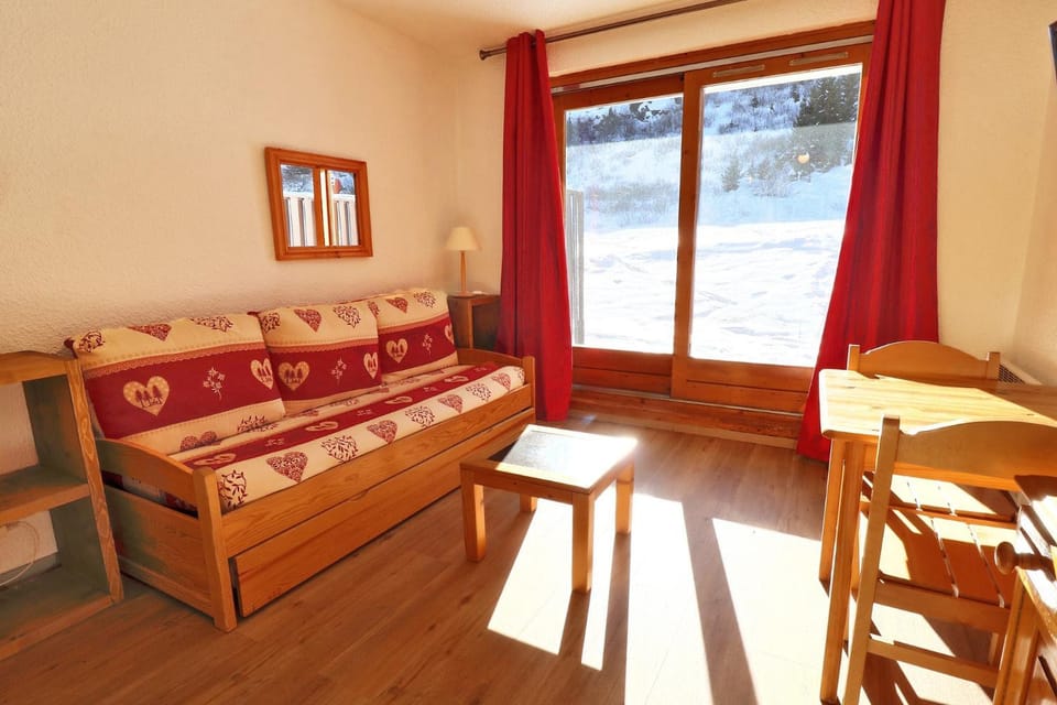 Living room, Dining area, Mountain view