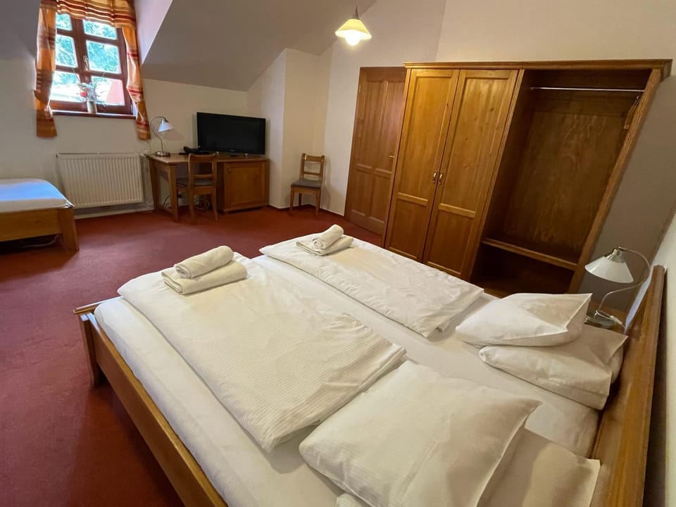 Bed, TV and multimedia, Photo of the whole room, Bedroom, towels, wardrobe