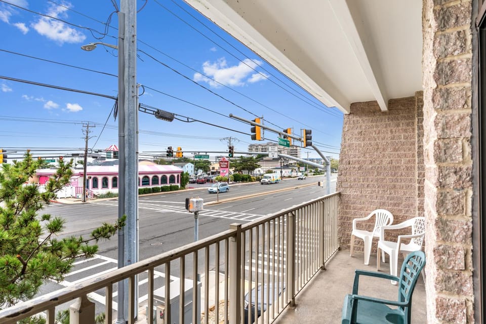 Family-Friendly 3BR Condo on 77th St Pool, Balcony & Walk to Beach House in Ocean City