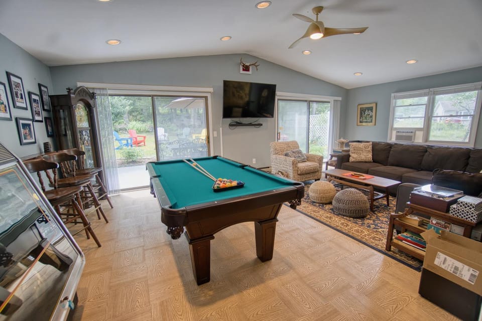 Billiard, Game Room, TV and multimedia, Seating area, Evening entertainment
