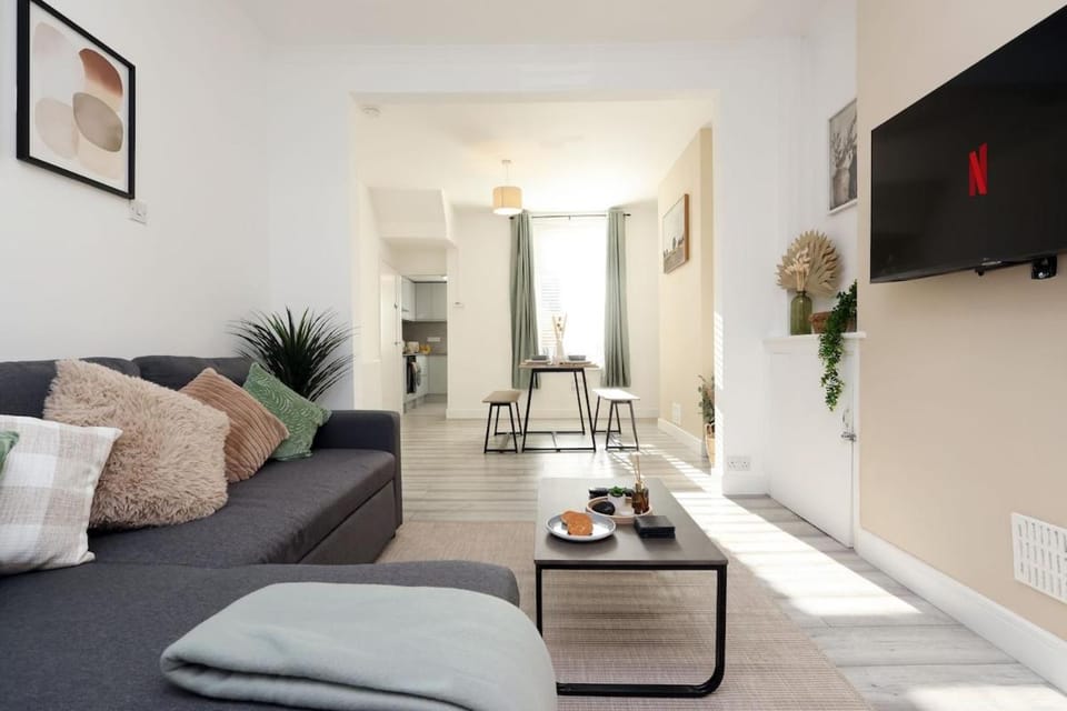 20 off weekly, 30 off Monthly - free parking House in Cardiff