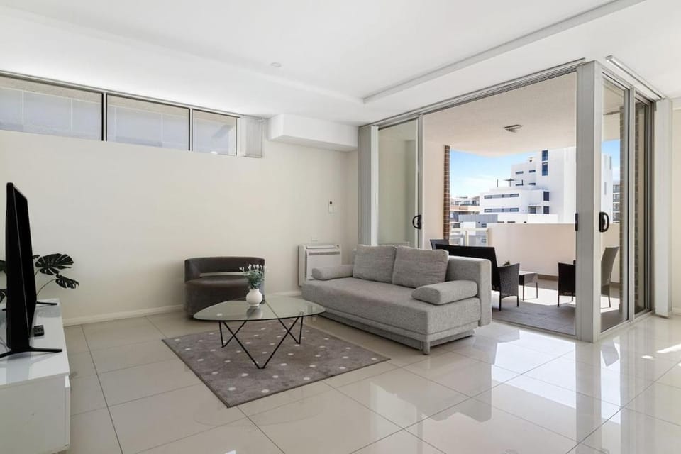 81M City View Abnb-Style 3BR Near Mascot Station with 2 FPKG Apartment in Mascot