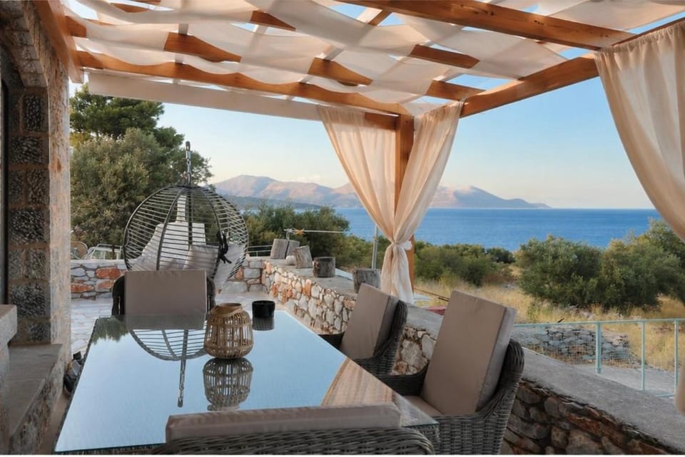 Anemoessa Stone House House in Peloponnese Region