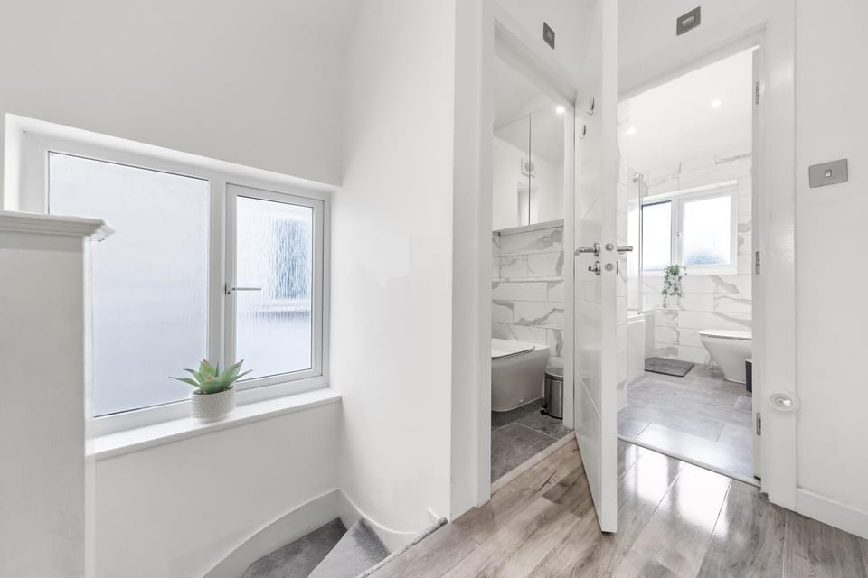 Toilet, Bathroom, towels