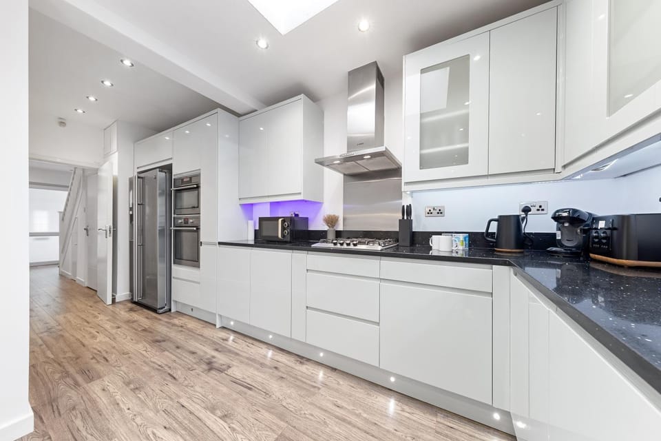 Coffee/tea facilities, Kitchen or kitchenette, dishwasher, oven, stove, toaster