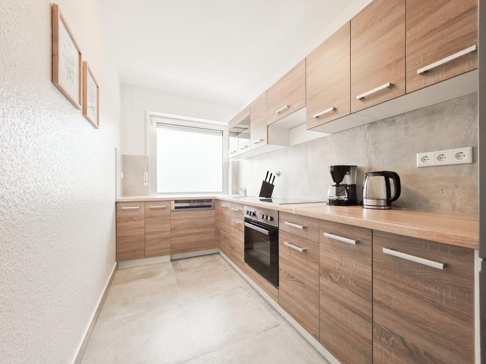 Coffee/tea facilities, dishwasher, microwave, oven, stove, kitchen