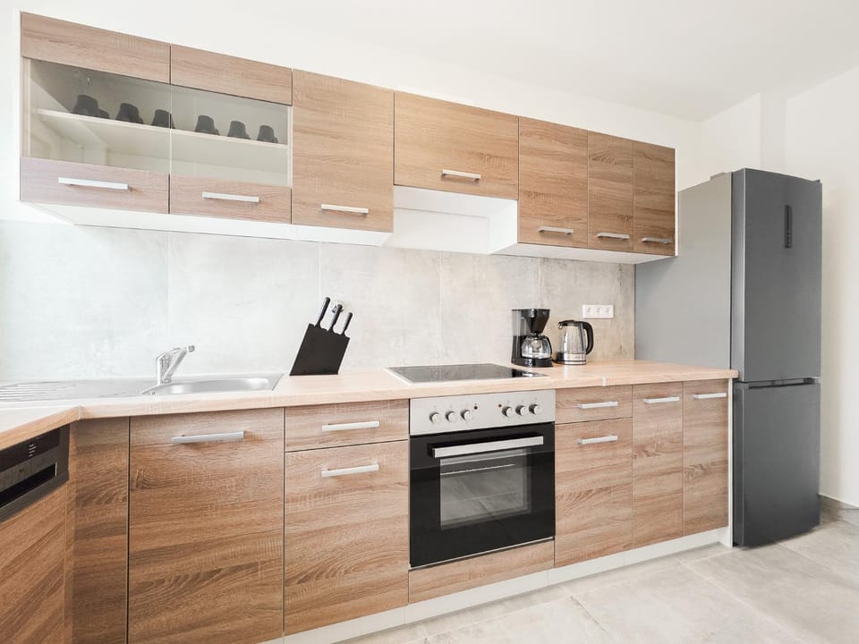 Coffee/tea facilities, dishwasher, microwave, oven, stove, kitchen