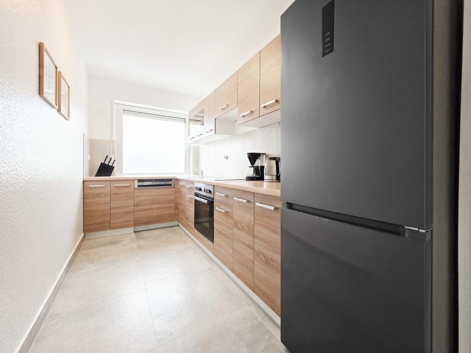 Coffee/tea facilities, dishwasher, microwave, oven, stove, kitchen