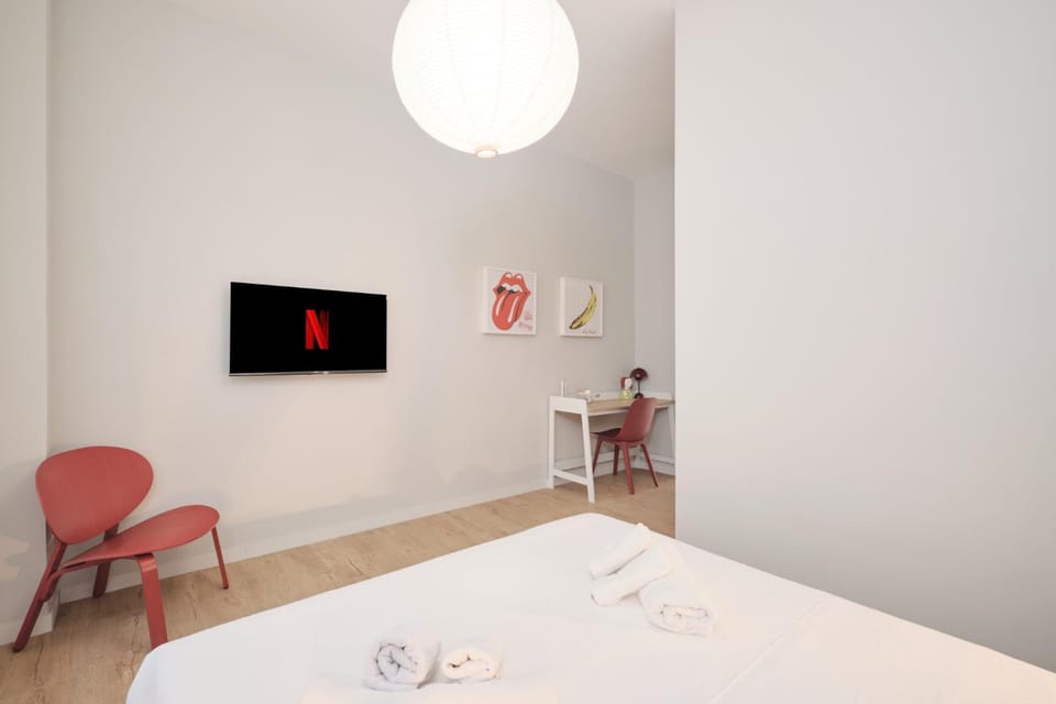 Bed, TV and multimedia, Photo of the whole room, Bedroom, towels