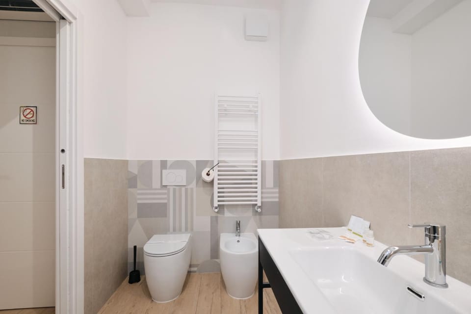 Shower, Toilet, Bathroom, bidet, towels