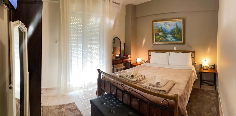 Bed, TV and multimedia, Photo of the whole room, Bedroom, Quiet street view, towels, wardrobe