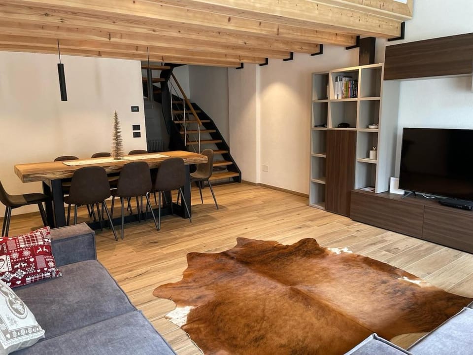 TV and multimedia, Living room, Seating area, Dining area