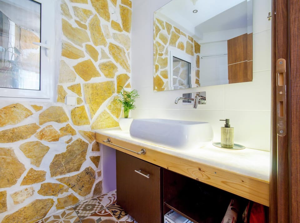 MELISSA - a lovely apartment & patio, Varnava, Pagrati Apartment in Athens