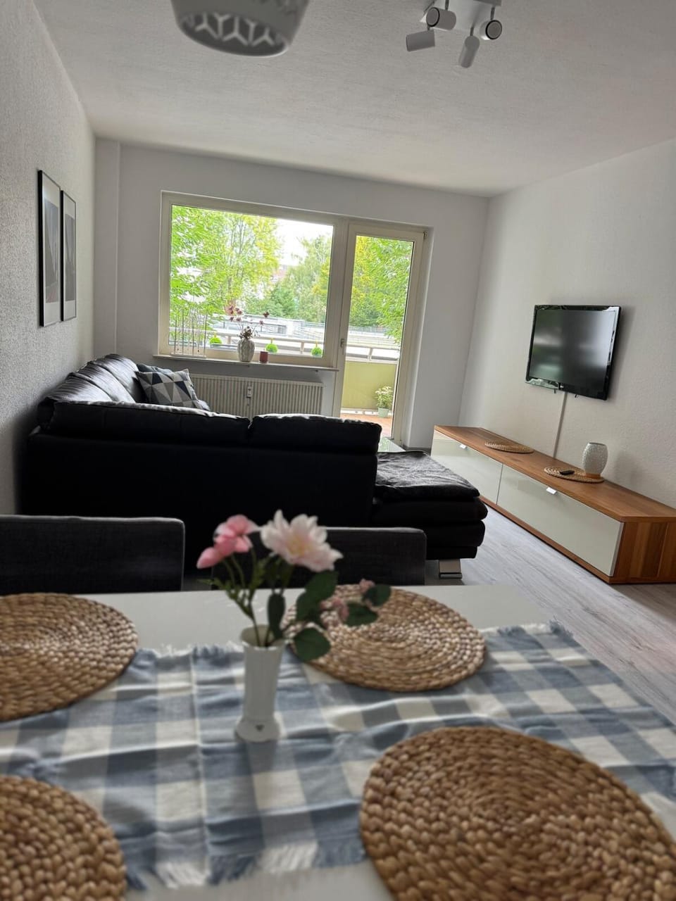 TV and multimedia, Living room, Photo of the whole room, Seating area