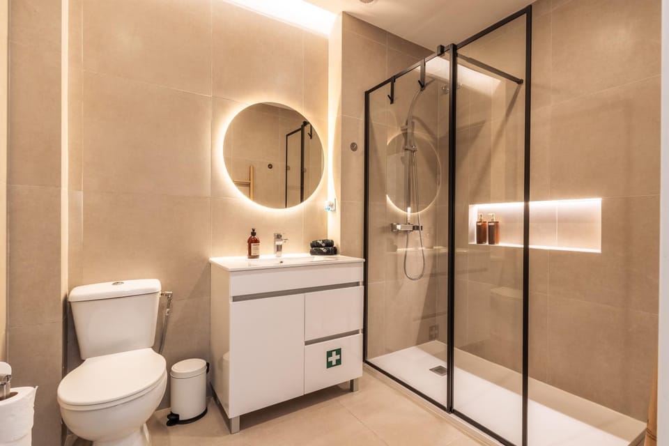 Shower, Toilet, Bathroom, towels