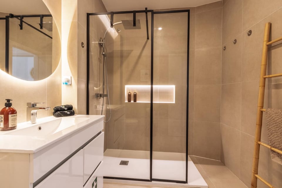 Shower, Bathroom, towels
