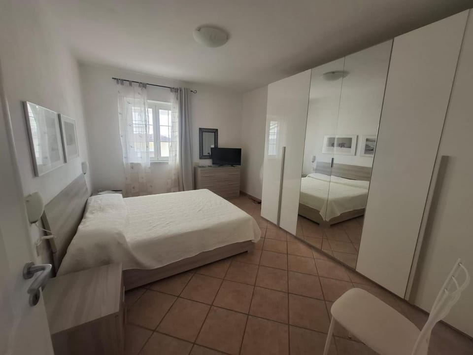 Bed, TV and multimedia, Bedroom, wardrobe