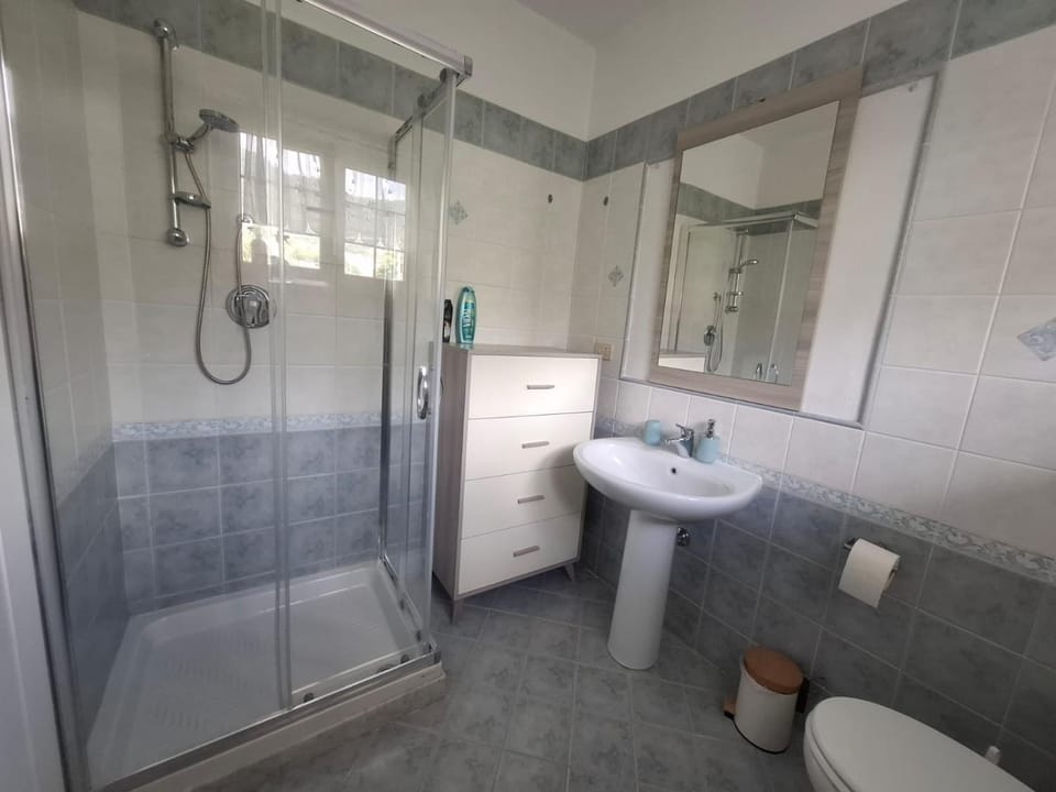 Shower, Toilet, Bathroom