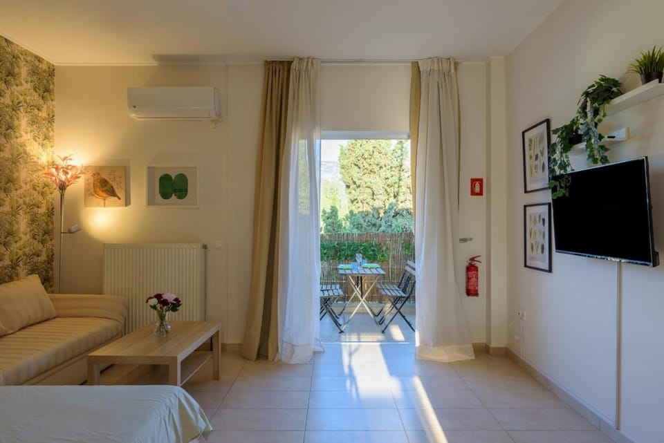 Nature studio Metro Central 4th near Athens Univer, 50m Bus stop to Acropolis Apartment in Athens