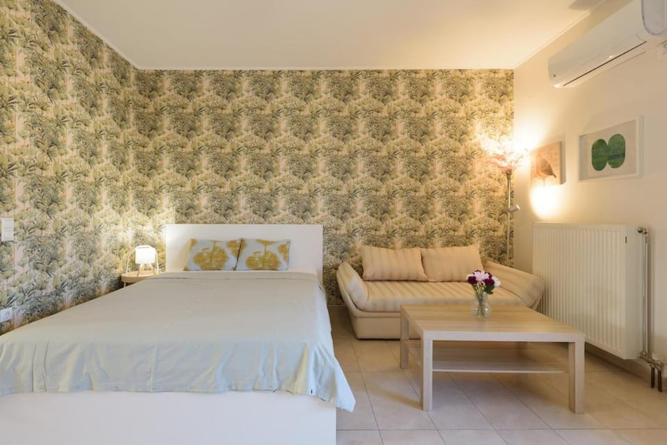 Nature studio Metro Central 4th near Athens Univer, 50m Bus stop to Acropolis Apartment in Athens
