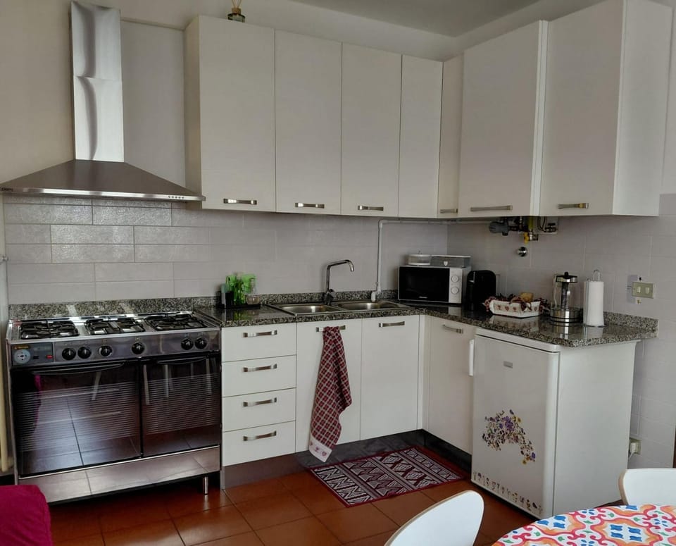 Coffee/tea facilities, Kitchen or kitchenette, microwave, oven, stove, toaster