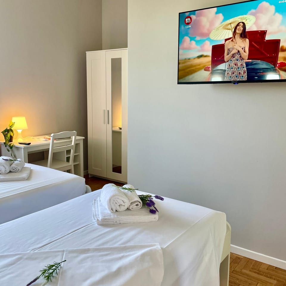 Bed, TV and multimedia, Photo of the whole room, Decorative detail, Bedroom