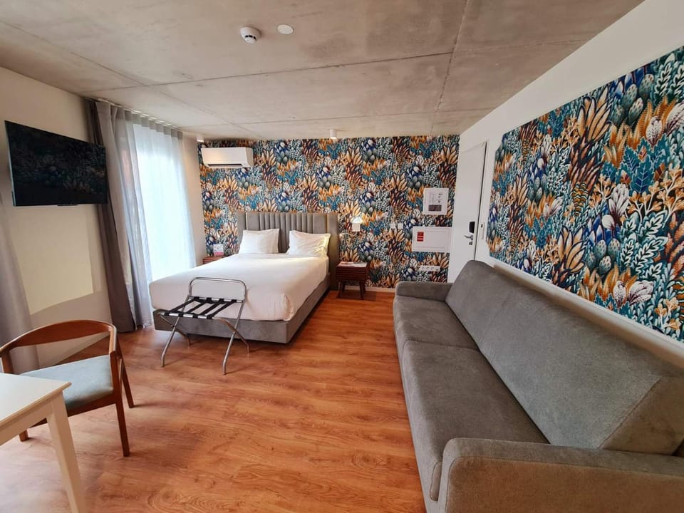 Bed, TV and multimedia, Living room, Seating area, Bedroom
