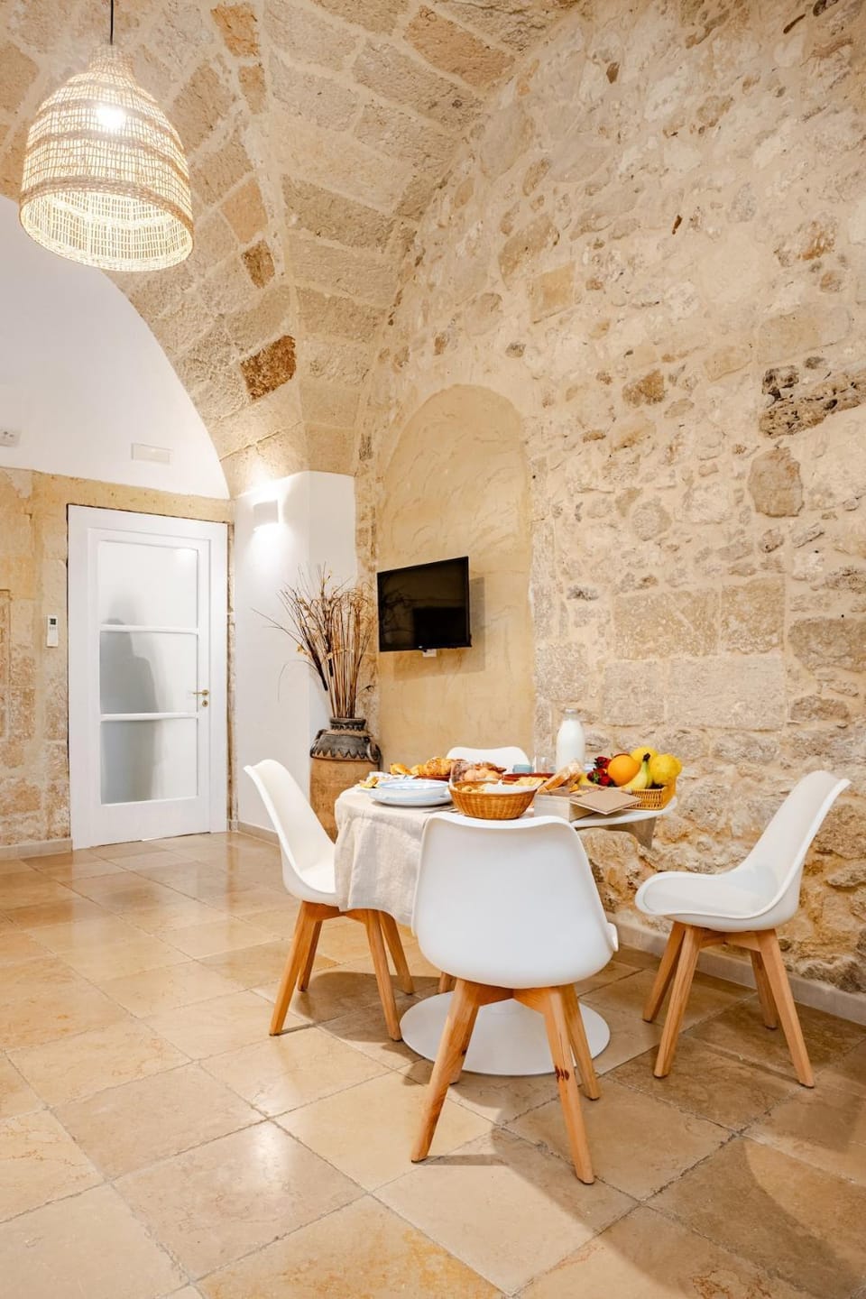 Food and drinks, Seating area, Dining area