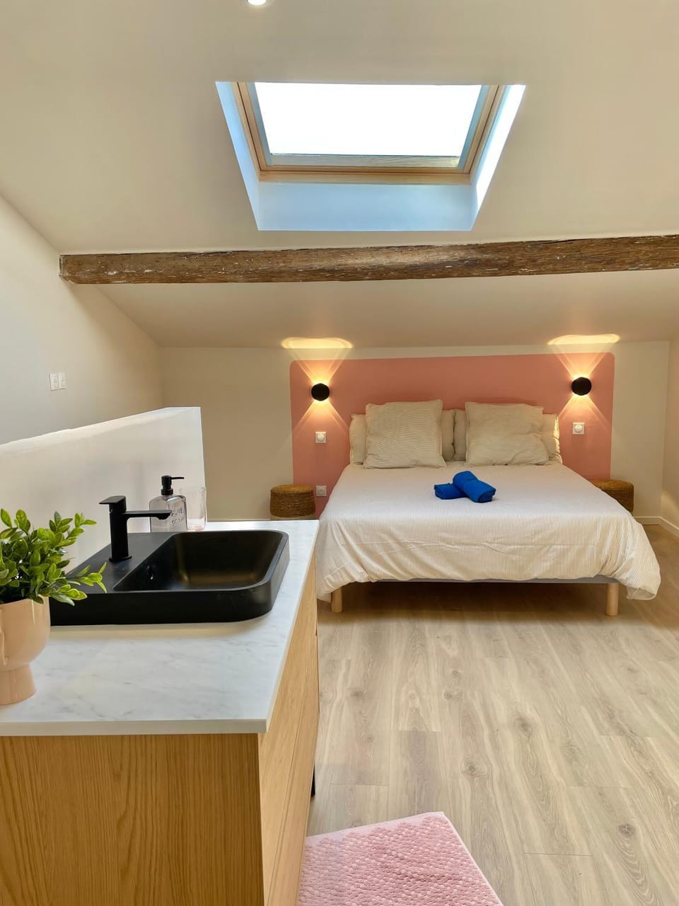 Photo of the whole room, Bedroom