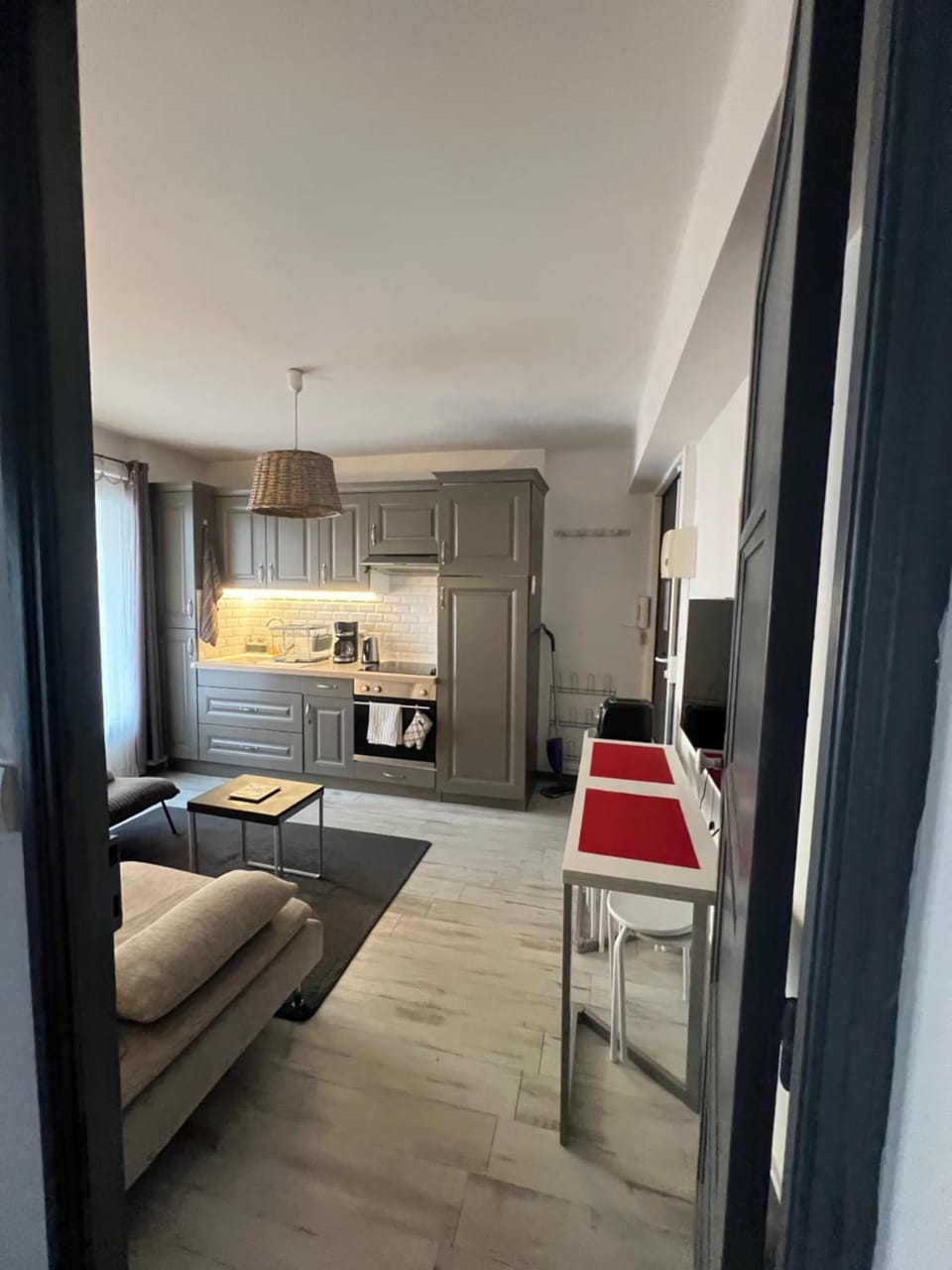 TV and multimedia, Kitchen or kitchenette, minibar, oven, stove, toaster