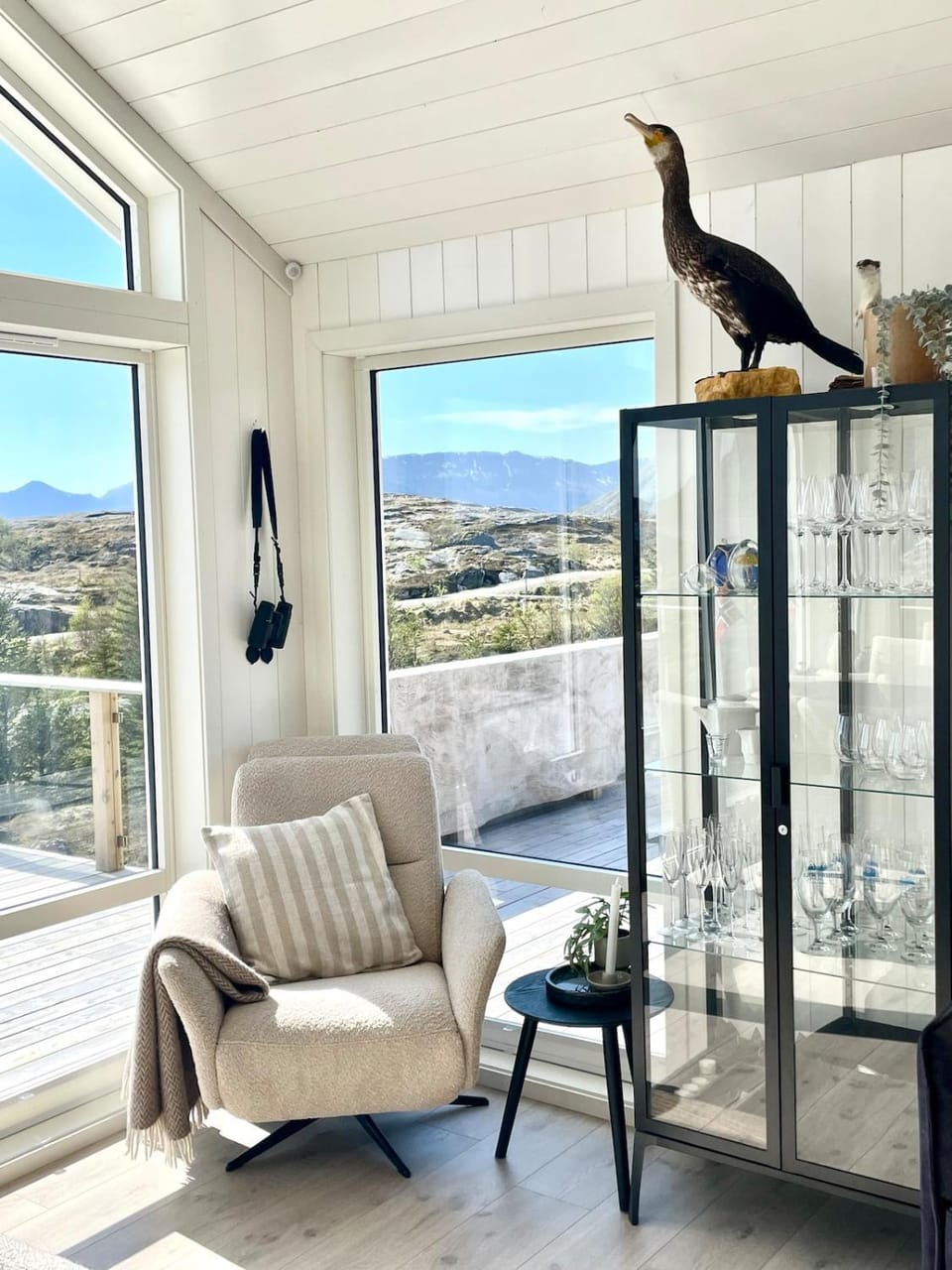 Day, Natural landscape, Balcony/Terrace, Living room, Seating area, Mountain view