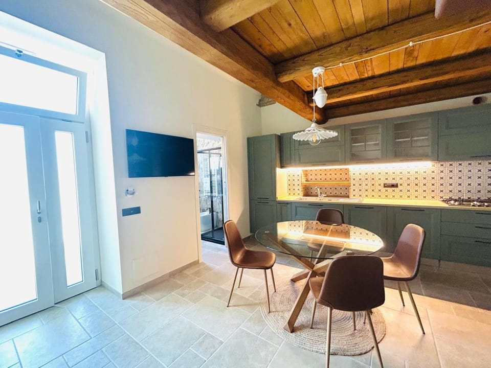 Communal lounge/ TV room, Kitchen or kitchenette, Dining area