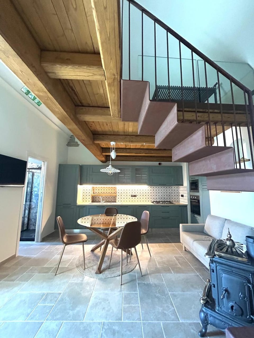 Kitchen or kitchenette, Dining area