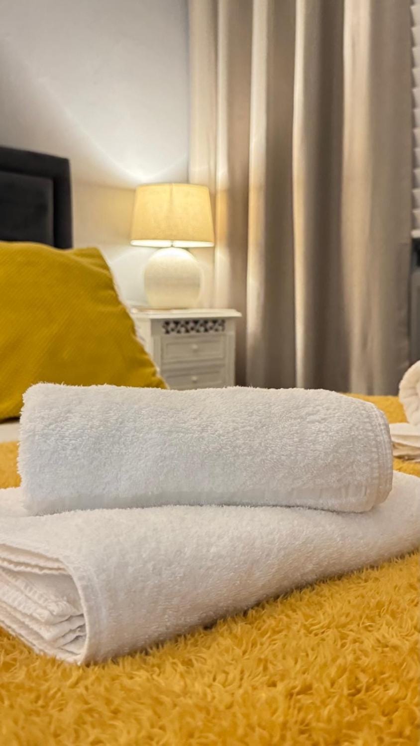 Bedroom, towels