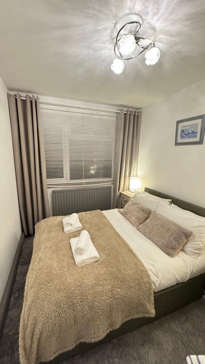 Bed, Bedroom, towels