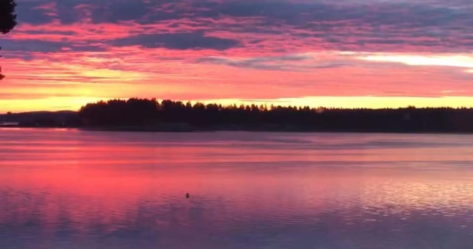 Stunning oceanfront home 4br3b sunrise beachcombing near Bamberton Park Bed and Breakfast in Southern Gulf Islands