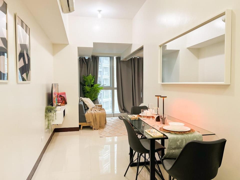 Stylish 1BR Prime BGC Uptown near Hyatt #upt119c House in Makati