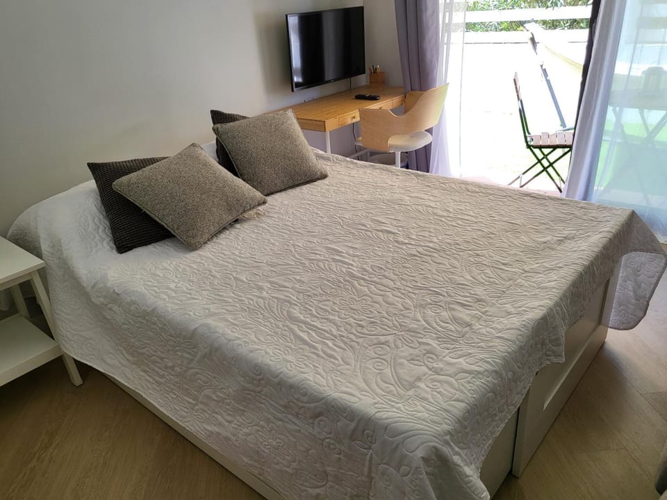Bed, TV and multimedia, Photo of the whole room, Bedroom