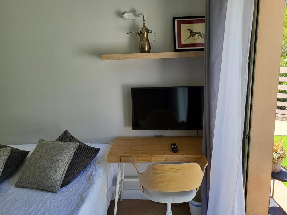 Bed, TV and multimedia, Seating area, Bedroom