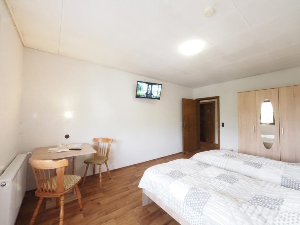 Bed, TV and multimedia, Photo of the whole room, Seating area, Bedroom, wardrobe