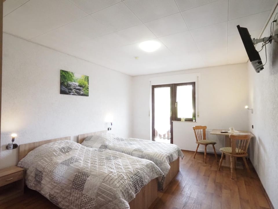 Bed, TV and multimedia, Living room, Photo of the whole room, Seating area, Bedroom