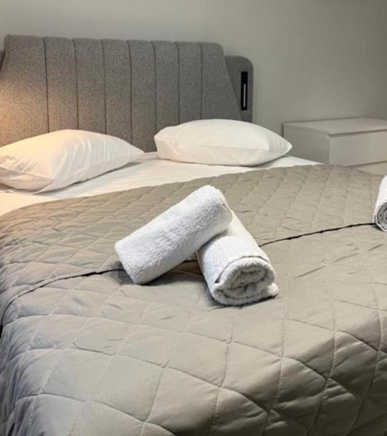 Bed, Photo of the whole room, Bedroom, towels