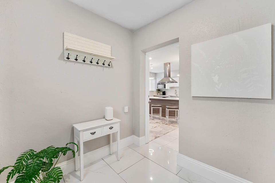 Modern 3 BR Villa Near Beach & FLL House in Dania Beach