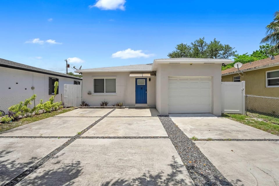 Modern 3 BR Villa Near Beach & FLL House in Dania Beach